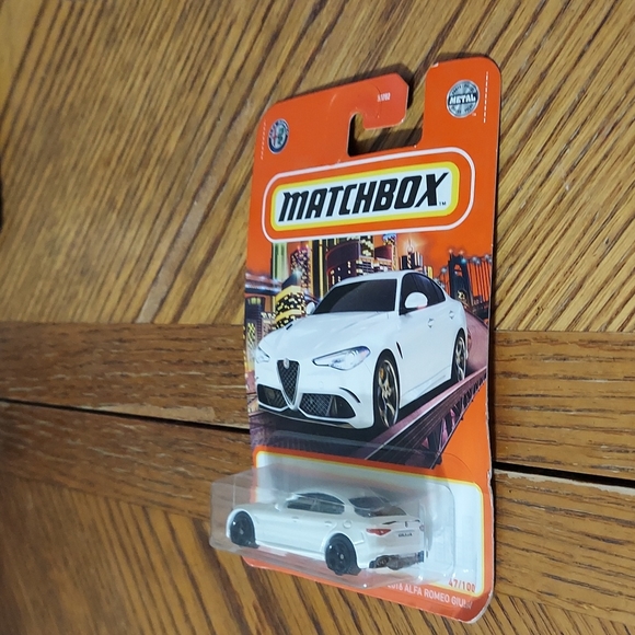 Matchbox 2016 Alfa Romeo Giulia - Picture 5 of 7